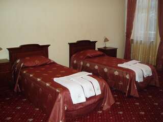 Отель Отель Дуэт Плюс Ужгород Стандартный двухместный номер с 2 отдельными кроватями-1